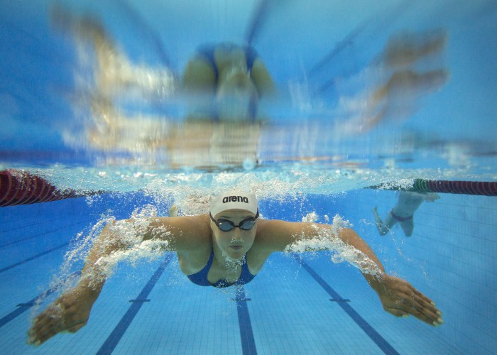 (140818) -- Nanjing,Aug 18,2014 (Xinhua) -- An athlete warms up ahead of match during Nanjing 2014 Youth Olympic Games in Nanjing, capital of east China's Jiangsu Province, on Aug. 18, 2014. (Xinhua/Fei Maohua)(zc)