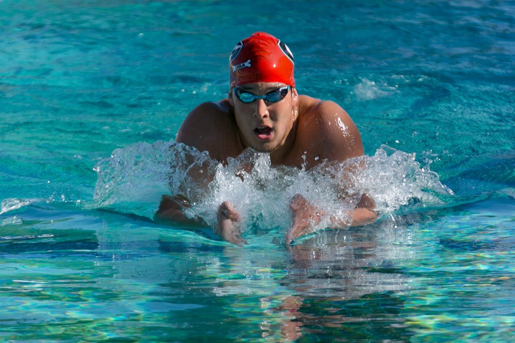 Did swim. Сухое плавание. Развитие выносливости пловца. Плавание в лесу. Зернистое и плавающее изображение фото.